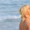 Luísa Sonza se diverte em praia do Rio