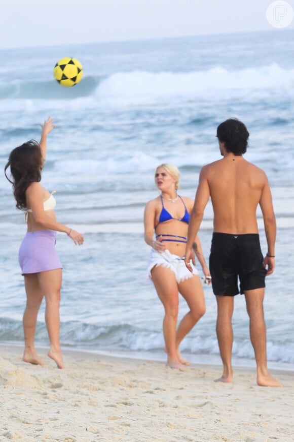 Luísa Sonza joga altinha com amigos em praia