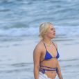 Luísa Sonza é flagrada de biquíni em praia do Rio com a atriz Bruna Griphao