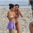 Luísa Sonza curte praia do Rio com a atriz Bruna Griphao