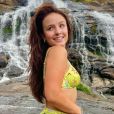  Biquíni modelo cintura alta foi a escolha de Larissa Manoela para cachoeira 
