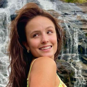 Biquíni modelo cintura alta foi a escolha de Larissa Manoela para cachoeira