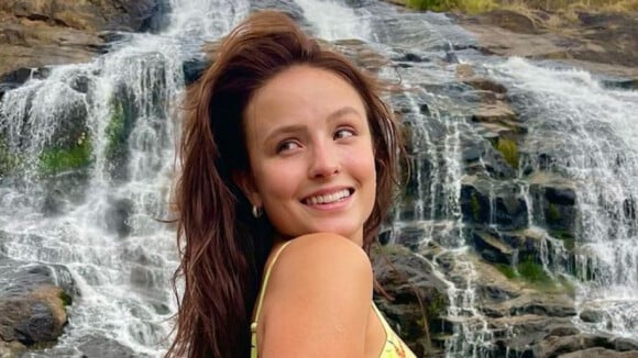 Larissa Manoela escolhe biquíni cintura alta cavado para passeio em cachoeira. Fotos do look!