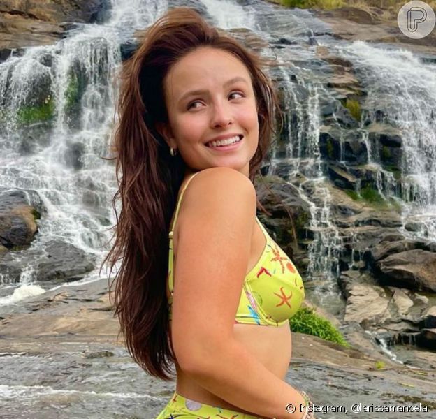 Biquíni modelo cintura alta foi a escolha de Larissa Manoela para cachoeira