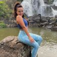 Larissa Manoela apostou em look fitness para passeio em cachoeira em viagem a Poços de Caldas, onde grava a novela novela