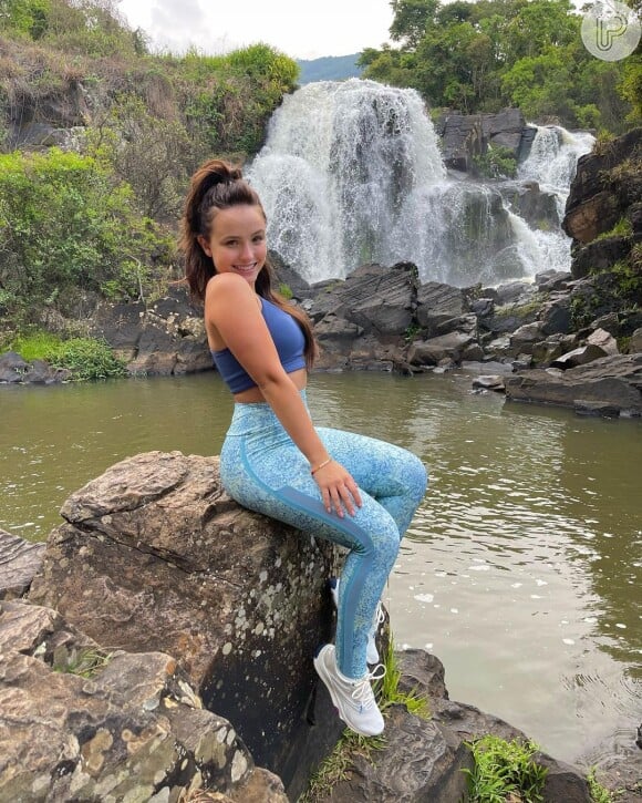 Larissa Manoela apostou em look fitness para passeio em cachoeira em viagem a Poços de Caldas, onde grava a novela novela