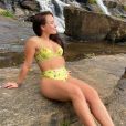  Biquíni cintura alta garantiu conforto para Larissa Manoela em dia de cachoeira  