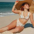 Larissa Manoela exibe moda praia com biquíni cintura alta