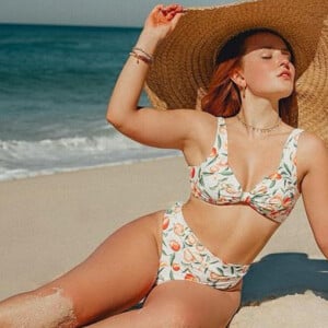 Larissa Manoela exibe moda praia com biquíni cintura alta