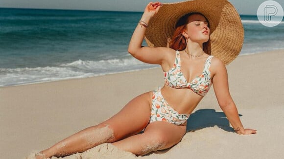 Larissa Manoela exibe moda praia com biquíni cintura alta