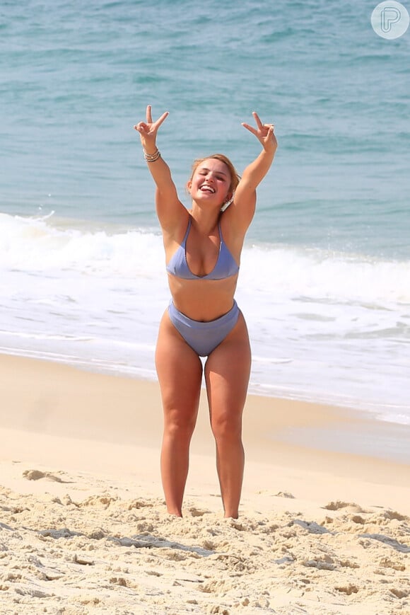 Larissa Manoela usa calcinha cintura alta com top triângulo, queridinho na moda praia