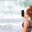 Biquíni fio-dental é um dos modelos preferidos da atriz Larissa Manoela para renovar o bronzeado na praia