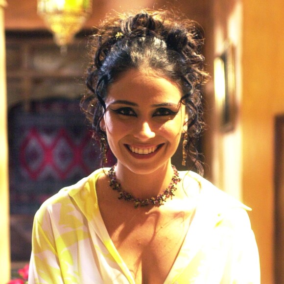 Jade (Giovanna Antonelli) investia em make poderosa e acessórios dourados