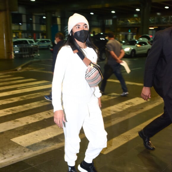 Marta Silva desembarcou no Brasil com look branco, tênis de salto e bolsa grifada