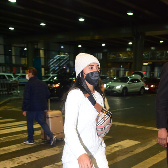 Marta Silva escolheu outfit minimalista para desembarcar no Brasil