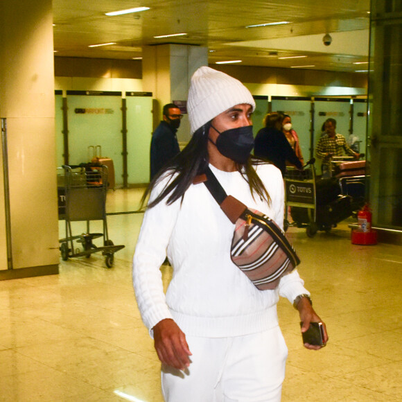 Marta Silva usa tênis com salto e pochete grifada em aerolook