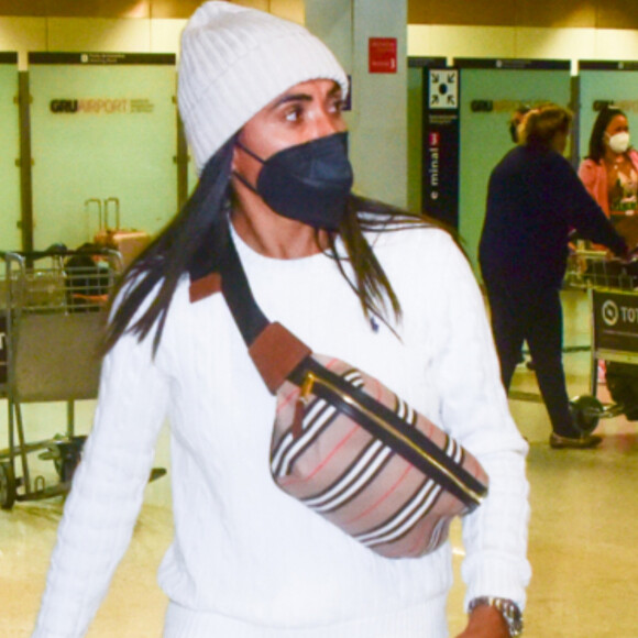 Marta Silva une pochete Burberry e tênis plataforma em aerolook minimalista. Aos detalhes!