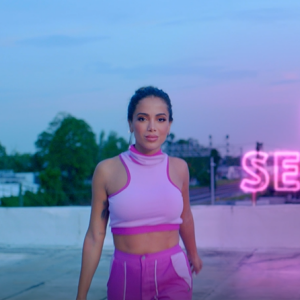 Anitta lançou sua nova campanha intitulada Rexona Dance Sem Parar, com uma homenagem aos passinhos que marcaram gerações no Brasil