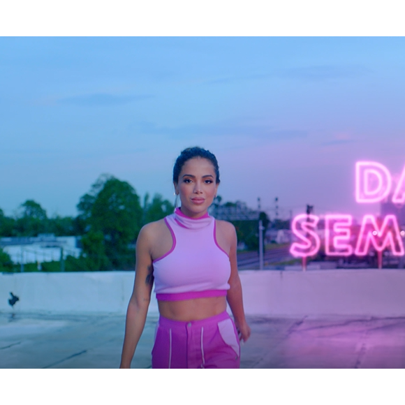 Anitta lançou sua nova campanha intitulada Rexona Dance Sem Parar, com uma homenagem aos passinhos que marcaram gerações no Brasil