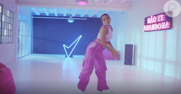 Produzido em Miami, o filme conta com uma trilha sonora criada especialmente para a campanha e traz Anitta desafiando seus limites