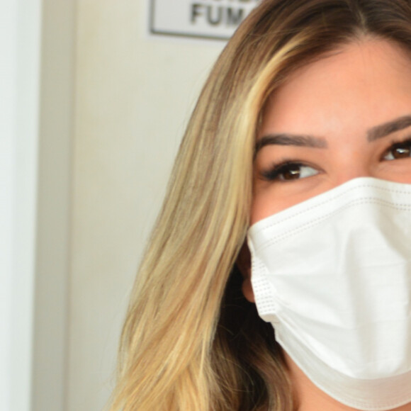 Lorena Improta posa com Liz na saída da maternidade