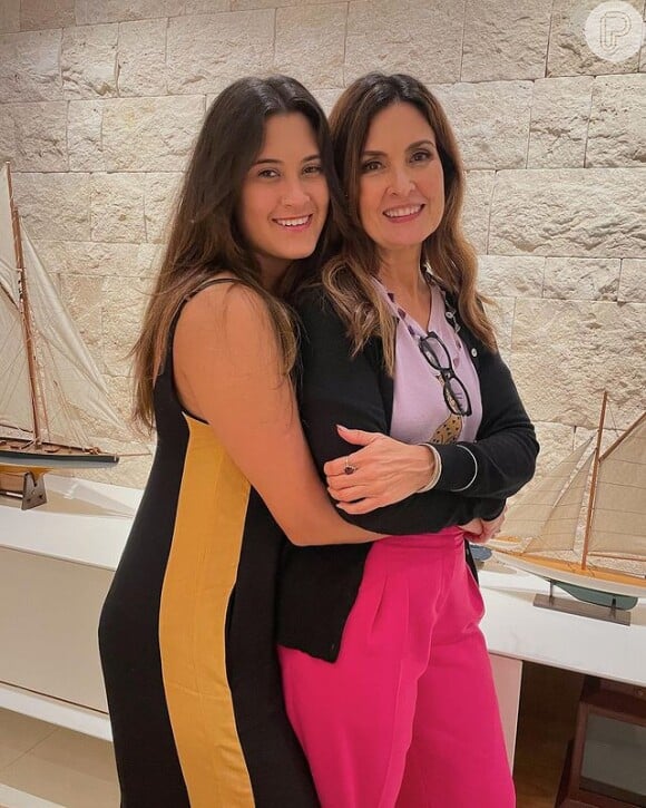 Fátima Bernardes fez brincadeira na web ao postar selfie da filha, Beatriz Bonemer, de novo corte de cabelo e comentar semelhança