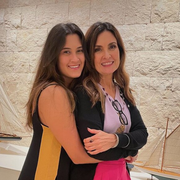 Fátima Bernardes fez brincadeira na web ao postar selfie da filha, Beatriz Bonemer, de novo corte de cabelo e comentar semelhança
