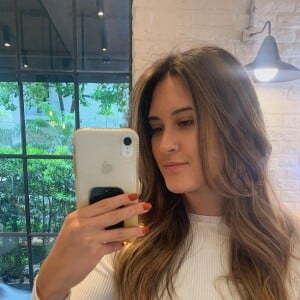 Filha de Fátima Bernardes e William Bonner, Beatriz Bonemer cortou o cabelo e chocou fãs por semelhança com a mãe