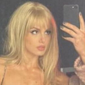 Camila Queiroz apareceu loira, ostentando o corpo sarado, de lingerie