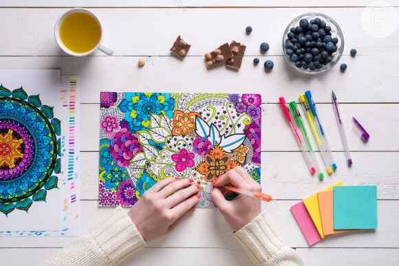Livro para colorir acalma, ajuda a relaxar e estimula a criatividade. Com certeza você vai amar essa atividade!