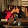 Maria Maya trocou beijos com a namorada, Amanda Labrego, em passeio no Rio de Janeiro