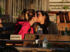 Maria Maya curte passeio com namorada e troca beijos com Amanda Labrego. Fotos do casal!