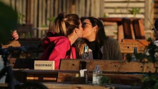 Maria Maya curte passeio com namorada e troca beijos com Amanda Labrego. Fotos do casal!