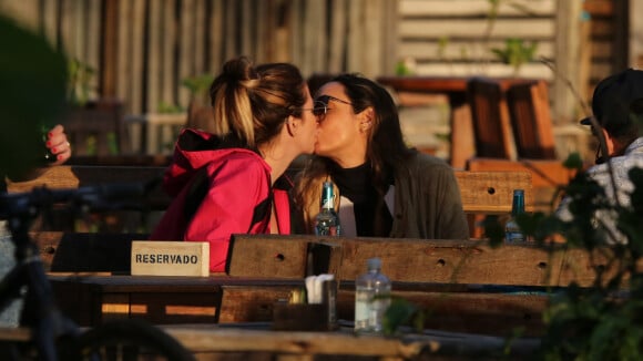 Maria Maya curte passeio com namorada e troca beijos com Amanda Labrego. Fotos do casal!