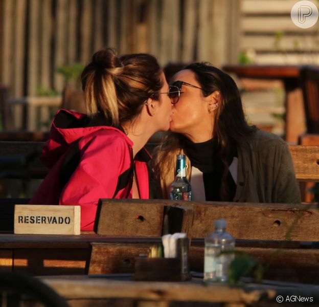 Maria Maya trocou beijos com a namorada, Amanda Labrego, em passeio no Rio de Janeiro