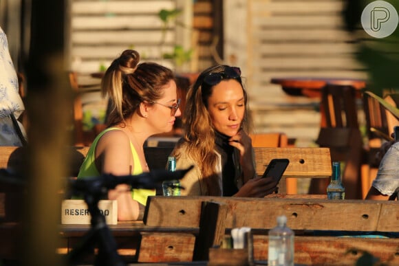 Maria Maya foi clicada com Amanda Labrego em quiosque na orla da Barra da Tijuca