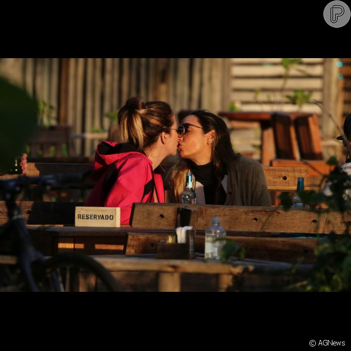 Maria Maya e Amanda Labrego trocaram beijos e carinhos sentadas à mesa de um quiosque