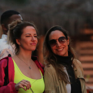 Maria Maya e Amanda Labrego passearem pela Praia da Barra da Tijuca, no Rio de Janeiro
