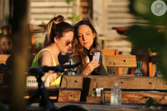Maria Maya e Amanda Labrego foram fotografadas em um quiosque na orla da Praia na Barra da Tijuca, no Rio de Janeiro