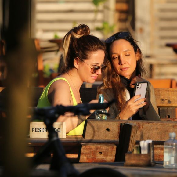 Maria Maya e Amanda Labrego foram fotografadas em um quiosque na orla da Praia na Barra da Tijuca, no Rio de Janeiro
