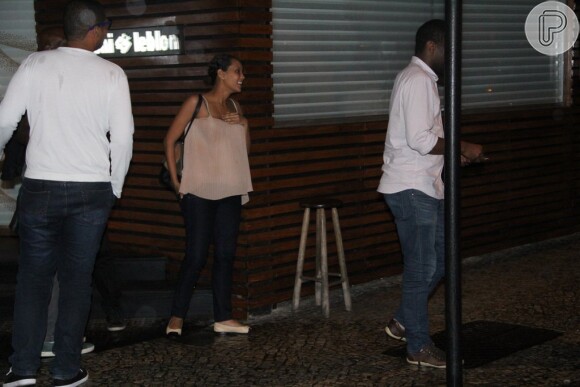 Taís Araújo deixa restaurante e exibe barriga de sete meses de gravidez