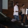 Taís Araújo sai para jantar com o marido, Lázaro Ramos, em restaurante no Rio e exibe barriga de sete meses de gravidez