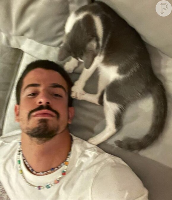 Bruna Marquezine curte foto que Enzo Celulari postou com Mia, gata que adotaram juntos
