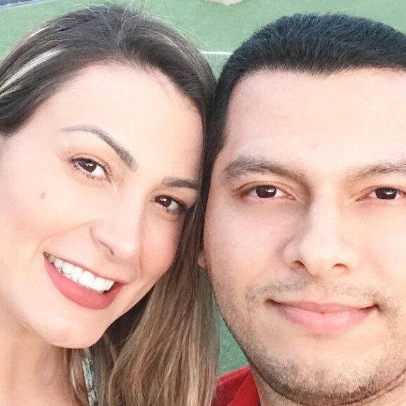 Andressa Urach e Thiago Lopes foram batizados na Igreja Universal