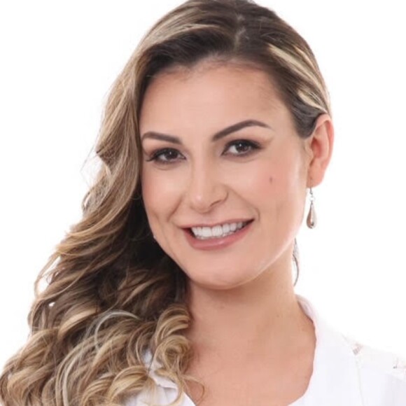 Andressa Urach anuncia volta à Igreja Universal após reatar casamento com Thiago Lopes, em  de outubro de