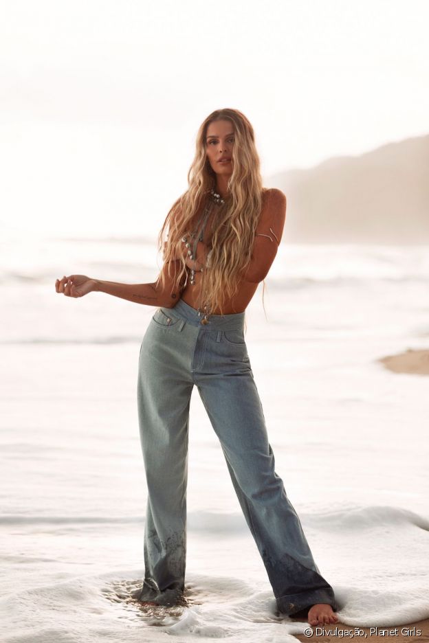 Yasmin Brunet posa sem blusa para campanha de marca de jeans