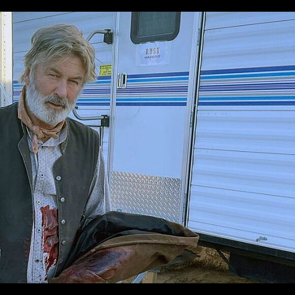Alec Baldwin havia postado foto no set de filmagem horas antes de matar diretora