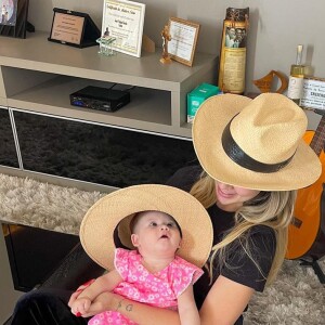 Virgínia coloca chapéu de palha na filha e avisa: 'Segura, peão'