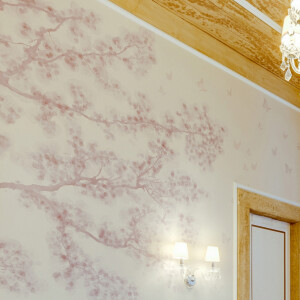 Decoração do quarto da filha de Biah Rodrigues e Sorocaba tem papel de parede com árvore em tons de rosa