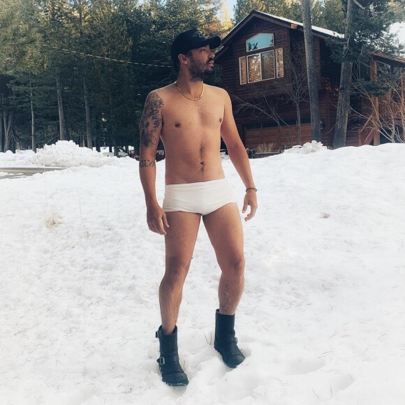 Fernando Zor impactou os seguidores ao publicar uma foto de sunga branca